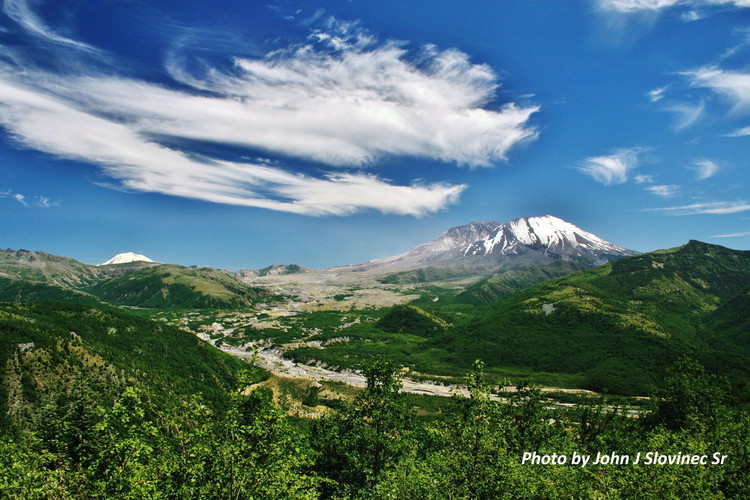 Mount Saint Helens a špička v pozadí je vrchol Mount Adamsu... 