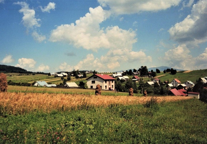 Pohľad z Randovej cesty na dedinku. V pozadí s Babou horou... 