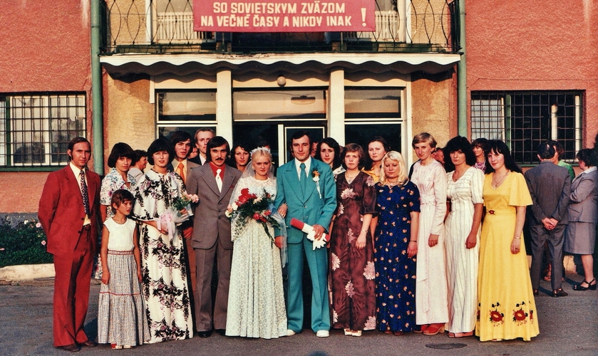 Svadobčania pred štadiónom Partizána Bardejov... 13. aug.  1977