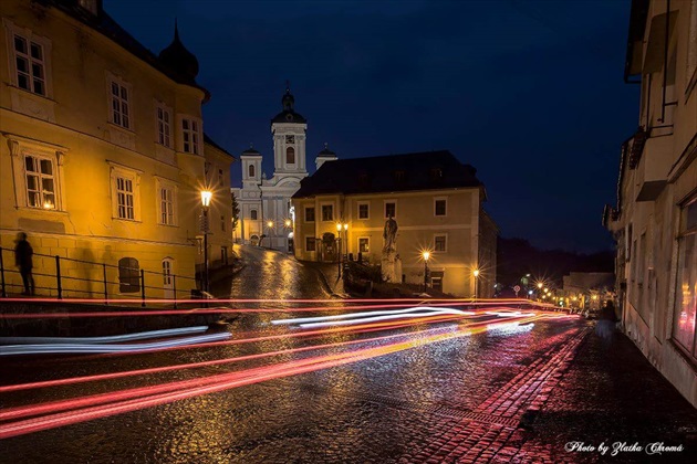 Farbami dýcha noc